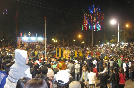 Đông đảo người dân Sóc Trăng tập trung tại trung tâm thành phố để chào đón năm mới.