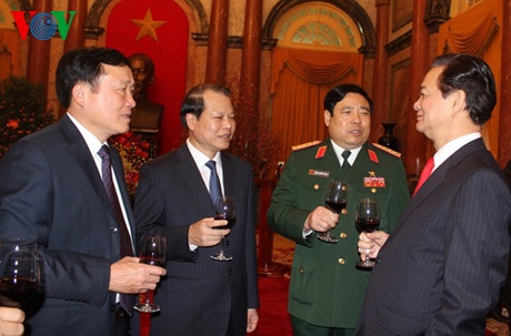 Tổng Bí thư: Đoàn kết phấn đấu đạt mục tiêu 2014 - 4 Thủ tướng Nguyễn Tấn Dũng, Phó Thủ tướng Vũ Văn Ninh (thứ 2 từ trái qua) tại buổi gặp mặt