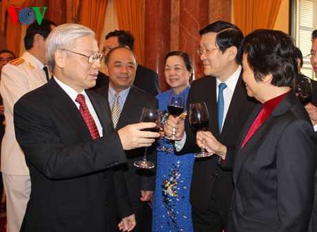 Tổng Bí thư: Đoàn kết phấn đấu đạt mục tiêu 2014 - 1 Tổng Bí thư Nguyễn Phú Trọng gặp mặt, chúc Tết các vị lãnh đạo và nguyên lãnh đạo Đảng, Nhà nước