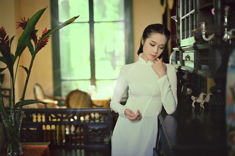 Siêu mẫu 9X Lê Thu An duyên dáng tà áo dài đón năm mới - 1 Hoàng Dung