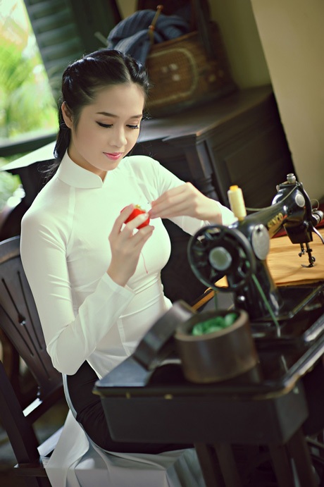 Siêu mẫu 9X Lê Thu An duyên dáng tà áo dài đón năm mới - 7 Hoàng Dung