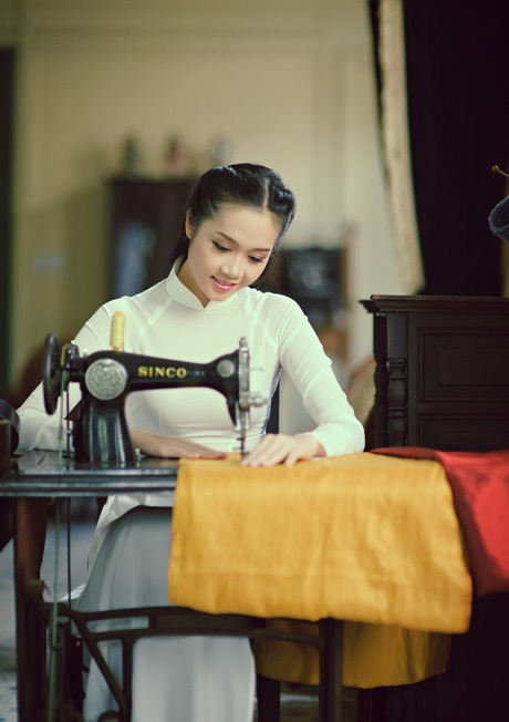 Siêu mẫu 9X Lê Thu An duyên dáng tà áo dài đón năm mới - 5 Hoàng Dung