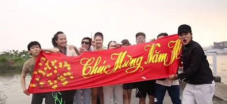 Clip hài điểm danh 10 sự kiện ồn ào dư luận trong năm qua - 5 Nhóm làm phim chúc mừng năm mới khán giả