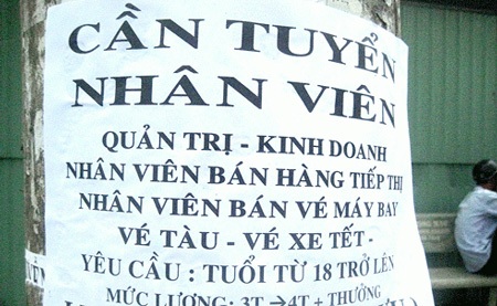 Cạm bẫy muôn thuở “bủa vây” sinh viên làm thêm Tết - 3 Bảng tin với rất nhiều giấy tuyển việc làm cận Tết