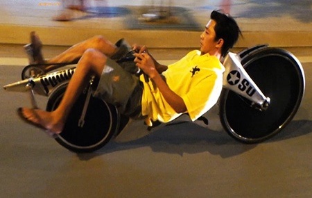 Teen Sài thành thích thú với “Xe đạp nằm” - 2 Xe đạp nằm với phần gầm sát mặt đường của một bạn trẻ