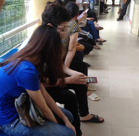 Học trò yêu bạo: “Vẽ đường cho hươu chạy” đúng - 1 Phòng khám tư vấn sức khỏe sinh sản cho trẻ vị thành niên tại TP Hà Nội có đông người chờ đợi.