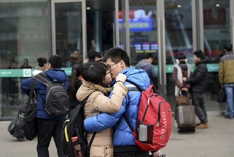 Tiễn biệt nhau ở sân bay (ảnh minh họa, nguồn Internet)