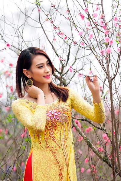 Cặp đôi á khôi Imiss khoe sắc bên vườn hoa Xuân - 1 Á khôi Imiss Vân Quỳnh.