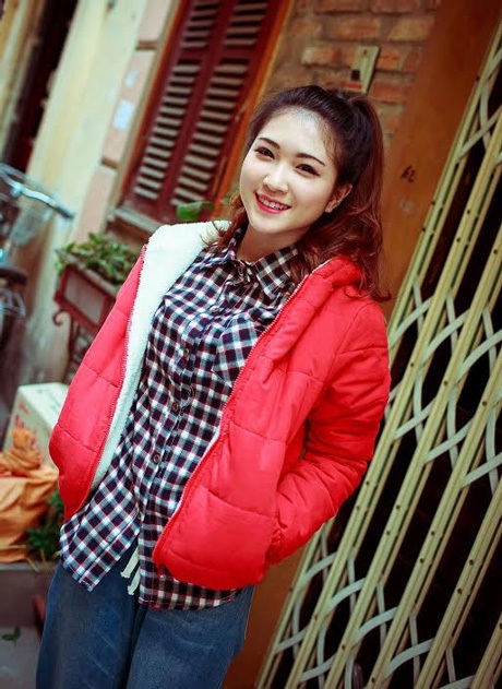 Thời trang “đẹp mà ấm” cho thiếu nữ dịp giá rét - 9 Cũng có nhiều áo phao đẹp nhờ thiết kế cổ, tay áo pha lớp lông, khiến bạn trở nên sang trọng hơn.