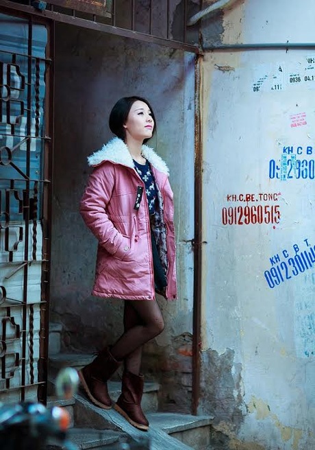 Thời trang “đẹp mà ấm” cho thiếu nữ dịp giá rét - 8 Cũng có nhiều áo phao đẹp nhờ thiết kế cổ, tay áo pha lớp lông, khiến bạn trở nên sang trọng hơn.