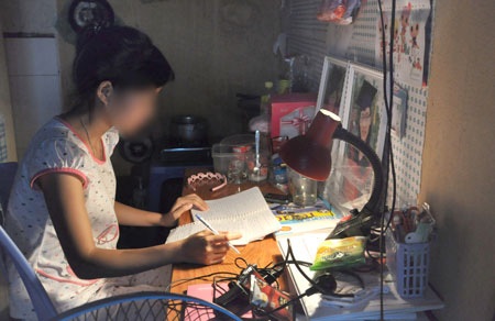 Những nữ sinh vác bụng bầu lên giảng đường - 1 Những nữ sinh vác bụng bầu lên giảng đường