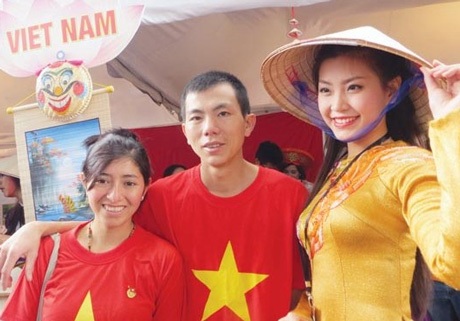 Người con tha hương trước gian hàng Việt ở Ecuador - 1 Người con tha hương trước gian hàng Việt ở Ecuador