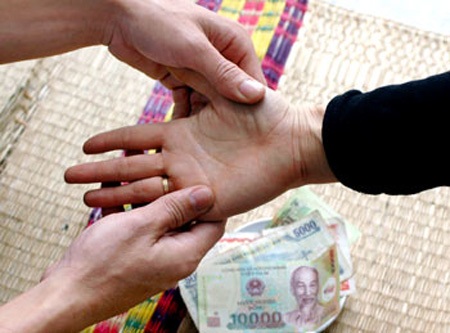 Bạn trẻ “tiền mất, tật mang” vì tin lời bói toán đầu năm - 1 Không ít bạn trẻ tiền mất, tật mang, rước lo vào người vì những lời bói toán đầu năm.