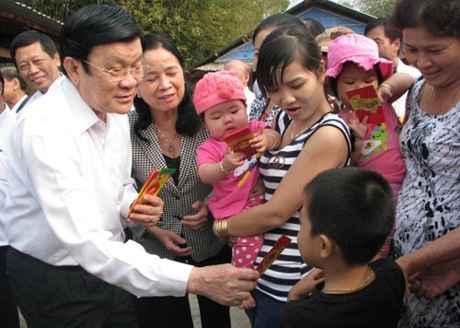 Chủ tịch nước Trương Tấn Sang: Cần quan tâm đời sống tinh thần của người dân - 4 Trẻ em nhận lì xì tết của Chủ tịch nước Trương Tấn Sang.