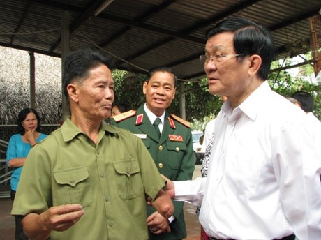 Chủ tịch nước Trương Tấn Sang: Cần quan tâm đời sống tinh thần của người dân - 3 Chủ tịch nước Trương Tấn Sang, thăm và chúc tết một gia đình thương binh tại xã Thái Mỹ, Củ Chi.