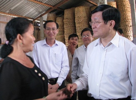 Chủ tịch nước Trương Tấn Sang: Cần quan tâm đời sống tinh thần của người dân - 2 Chủ tịch nước Trương Tấn Sang, thăm ruộng ngô của nông dân sản xuất giỏi Trần Văn Út.