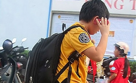 Teen dùng điện thoại di động: Con dao hai lưỡi - 1 Sử dụng điện thoại quá sớm sẽ không tốt cho các em học sinh.