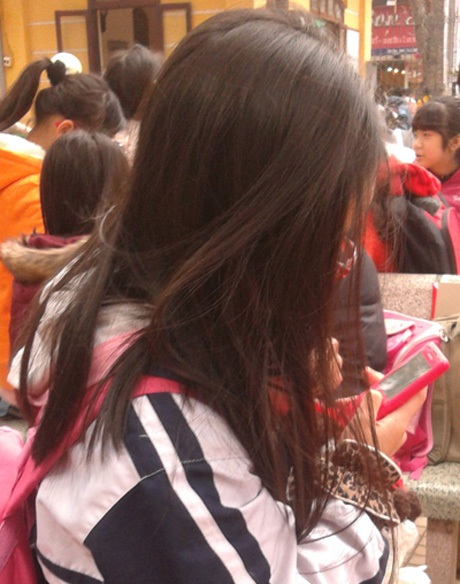 Teen dùng điện thoại di động: Con dao hai lưỡi - 2 Cần cân nhắc trước khi cho trẻ sử dụng điện thoại. Ảnh minh họa