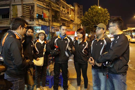 Nhóm bạn trẻ trao đổi cùng nhau trước giờ khởi hành