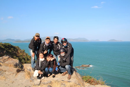 Tạo dáng với biển xanh và nắng vàng