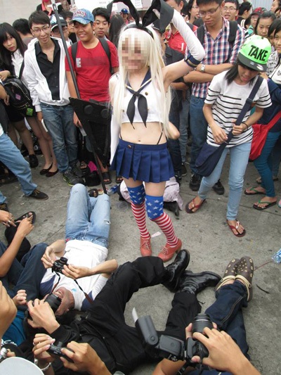 Nữ cosplay gây choáng khi “tốc váy” trong lễ hội giao lưu văn hóa - 2 Nữ cosplay gây choáng khi “tốc váy” trong lễ hội giao lưu văn hóa