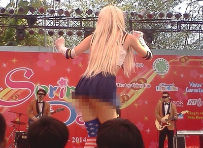 Nữ cosplay gây choáng khi “tốc váy” trong lễ hội giao lưu văn hóa - 1 Nữ cosplay gây choáng khi “tốc váy” trong lễ hội giao lưu văn hóa