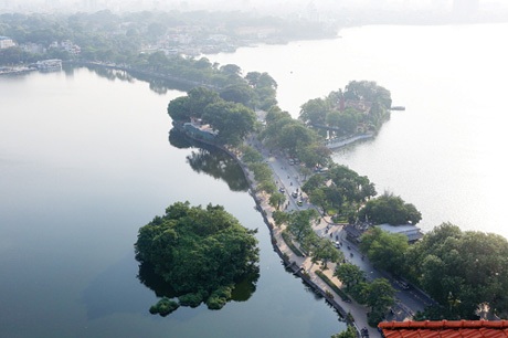 Hà Nội, một thời củi lửa...? - 1 Một góc hồ Trúc Bạch và Hồ Tây