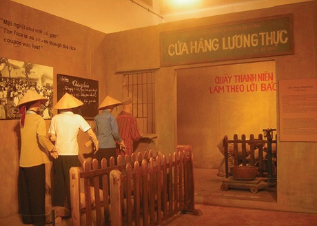 Hà Nội, một thời củi lửa...? - 2 Người dân xếp hàng mua lương thực thời bao cấp