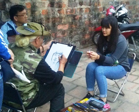 Họa sĩ Minh Đạt đã có 2 năm ra phố ký họa chân dung