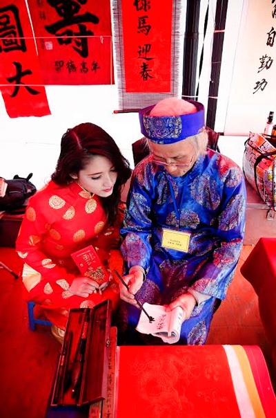 Nữ sinh điện ảnh duyên dáng xin chữ ông đồ đầu Xuân - 2 Hoàng Dung