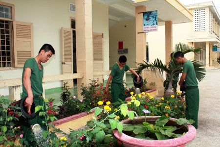Những ngày đầu quân ngũ của các chàng “tân binh” - 6 ...và tích cực chăm sóc bồn hoa, cây cảnh.