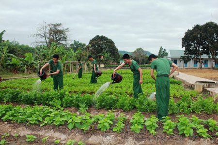 Những ngày đầu quân ngũ của các chàng “tân binh” - 5 Chiến sĩ mới làm quen với chế độ tăng gia sản xuất...