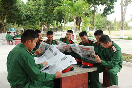 Những ngày đầu quân ngũ của các chàng “tân binh” - 4 Chiến sĩ mới đọc báo.