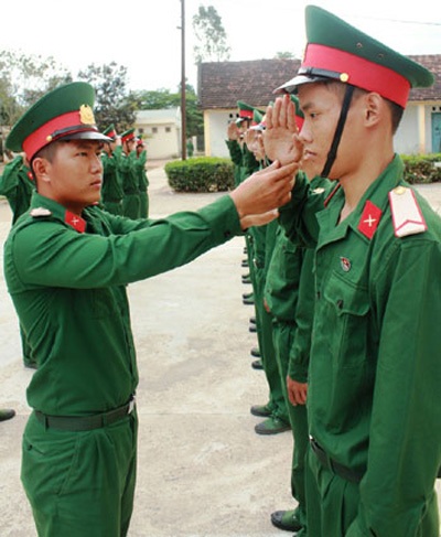 Những ngày đầu quân ngũ của các chàng “tân binh” - 3 Tiểu đội trưởng uốn nắn động tác chào tại chỗ cho chiến sĩ mới.
