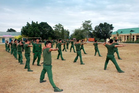 Những ngày đầu quân ngũ của các chàng “tân binh” - 2 Huấn luyện các bài thể dục sáng.