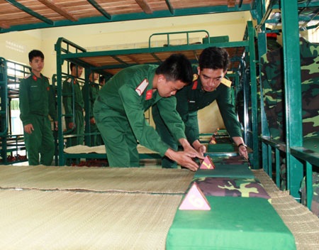 Những ngày đầu quân ngũ của các chàng “tân binh” - 1 Làm quen với chế độ kiểm tra sáng.