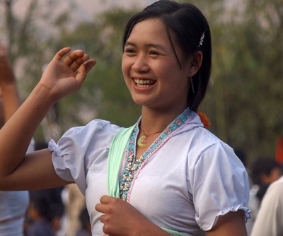 Thiếu nữ Thái rạng ngời ném còn vào Xuân - 5 Theo quan niệm quả còn đầu trúng đích là tín hiệu một mùa xuân vui, no đủ