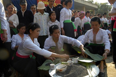 Thiếu nữ Thái rạng ngời ném còn vào Xuân - 12 Thi gói bánh