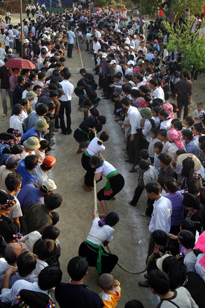 Thiếu nữ Thái rạng ngời ném còn vào Xuân - 9 Kéo co thi tài giữa các bản với nhau