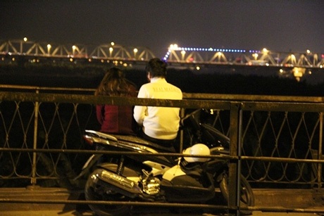 Cầu Long Biên vắng bóng các đôi tình nhân trong trời giá rét so với khu vực trung tâm thành phố.