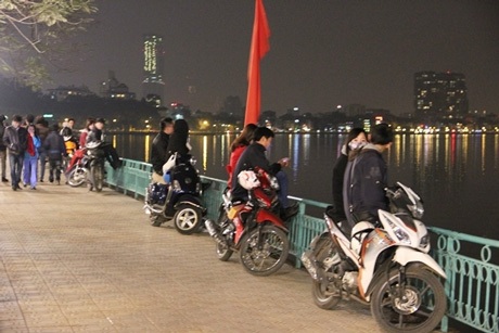 Mặc trời rét buốt, giới trẻ vẫn “ùn ùn” ra đường đêm Valentine - 14 Nhiều đôi tình nhân lựa chọn ngồi trên xe máy trò chuyện ngắm cảnh hồ Tây