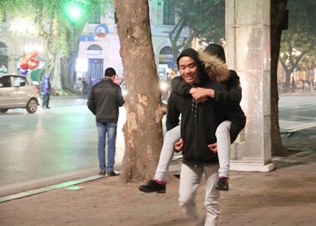 Mặc trời rét buốt, giới trẻ vẫn “ùn ùn” ra đường đêm Valentine - 7 Hình ảnh siêu dễ thương của một cặp đôi khi bạn trai âu yếm cõng người yêu mình trên lưng