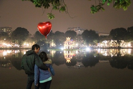 Mặc trời rét buốt, giới trẻ vẫn “ùn ùn” ra đường đêm Valentine - 6 Chọn một góc yên tĩnh để trò chuyện và trao cho nhau những cái ôm ấm áp