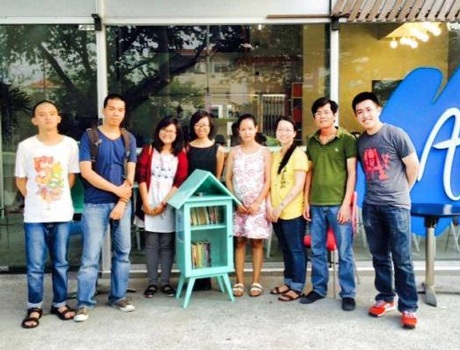 “Hộp thư viện” miễn phí cho bạn trẻ yêu sách - 1 Các thành viên dự án với chiếc hộp sách đầu tiên tại TP HCM