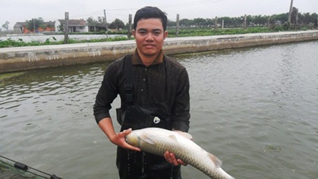 Bí thư Đoàn 8X làm kinh tế giỏi - 1 Anh Nguyễn Trọng Chiến bên mô hình trang trại kinh tế của mình.