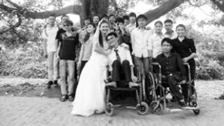 Chuyện tình của một cô gái xinh đẹp với chàng trai bị liệt cả hai chân - 1 Chuyện tình của một cô gái xinh đẹp với chàng trai bị liệt cả hai chân