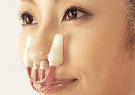 Làm đẹp bằng sự cả tin - 2 Dụng cụ nâng mũi được quảng cáo tràn lan trên mạng.
