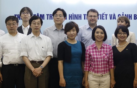 Các chuyên gia trao đổi kinh nghiệm về cảnh báo thiên tai trong cuộc gặp gỡ.