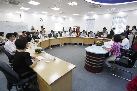 Các chuyên gia trao đổi kinh nghiệm về cảnh báo thiên tai trong cuộc gặp gỡ.