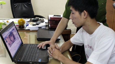 Vô tình phạm tội vì mê Facebook - 1 Vô tình phạm tội vì mê Facebook